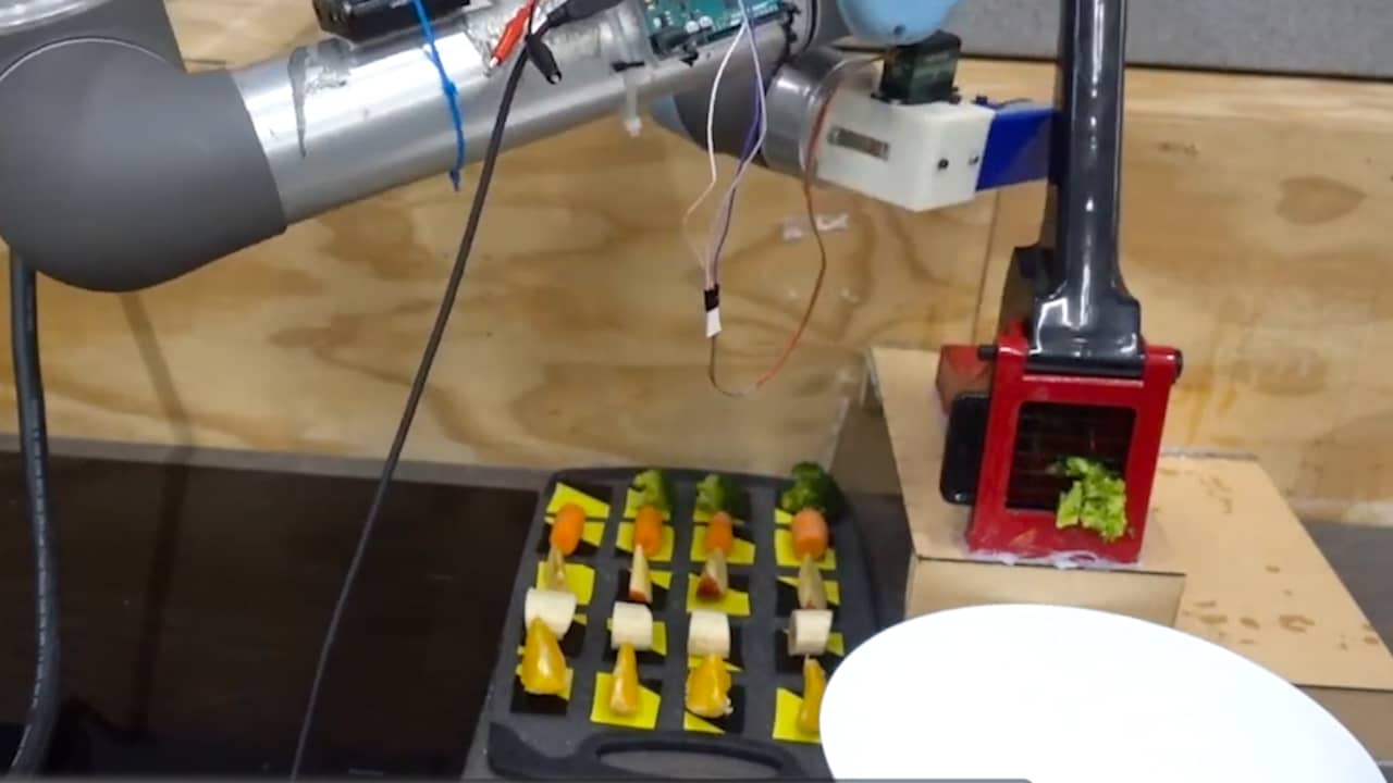 Beeld uit video: Robot maakt zelfstandig gerechten van kookvideo's na