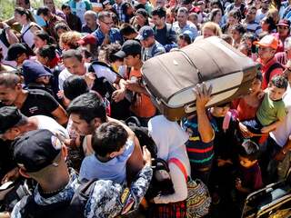 Achttienduizend Venezolanen staken zaterdag grens met Colombia over