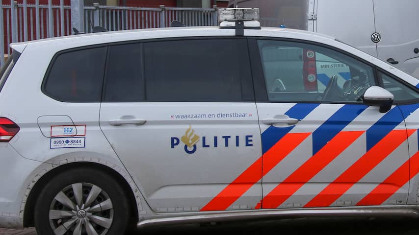 Gewonde man scheldt hulpverleners uit op de Belcrumweg in Breda