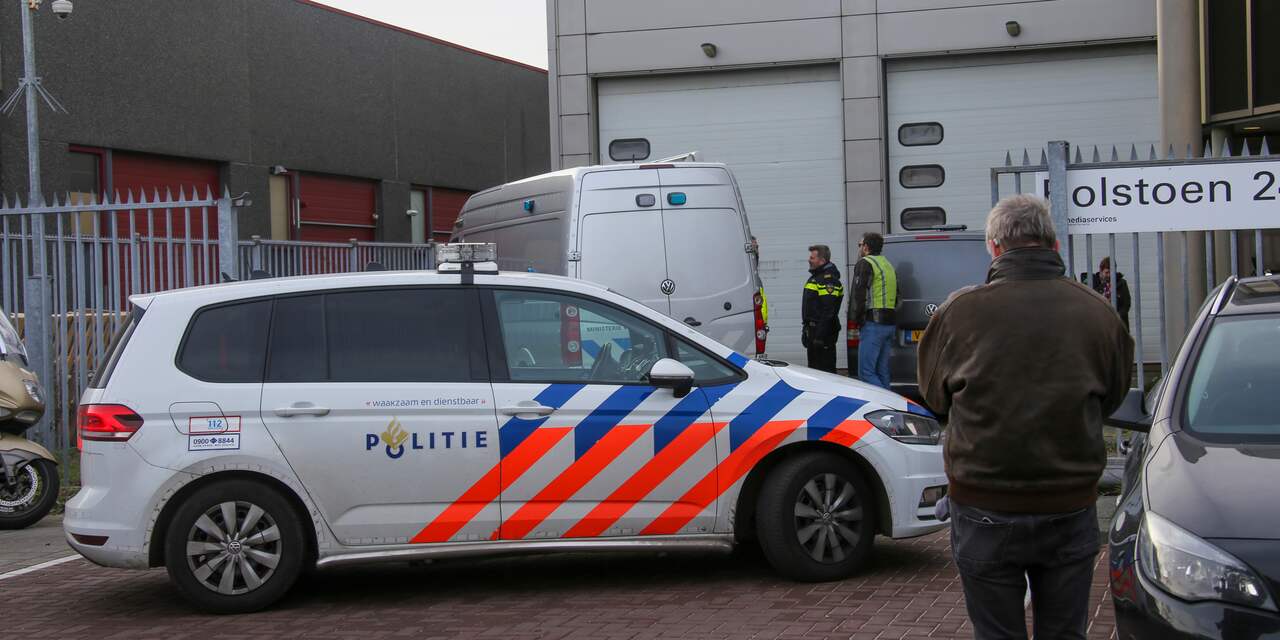 Gewonde man scheldt hulpverleners uit op de Belcrumweg in Breda