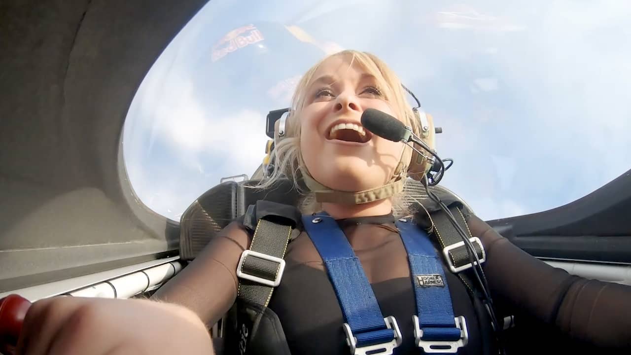 Sylvana IJsselmuiden zingt favoriete liedje in een stuntvliegtuig