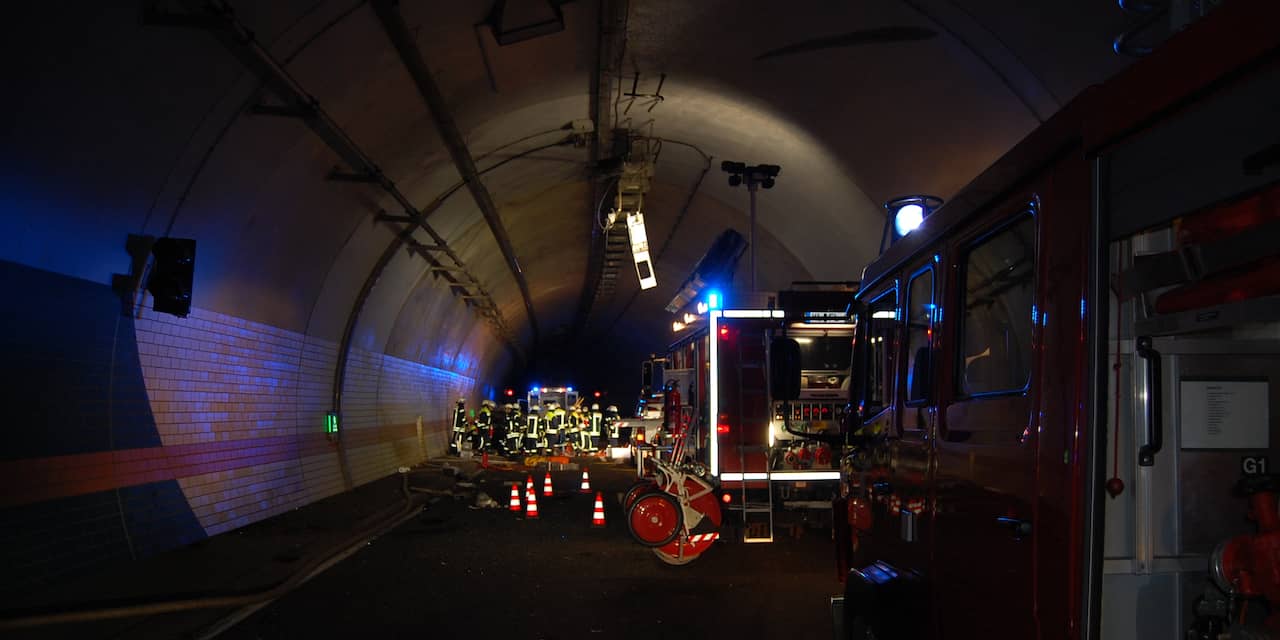Vrouw zwaargewond na halve looping met auto in Duitse tunnel