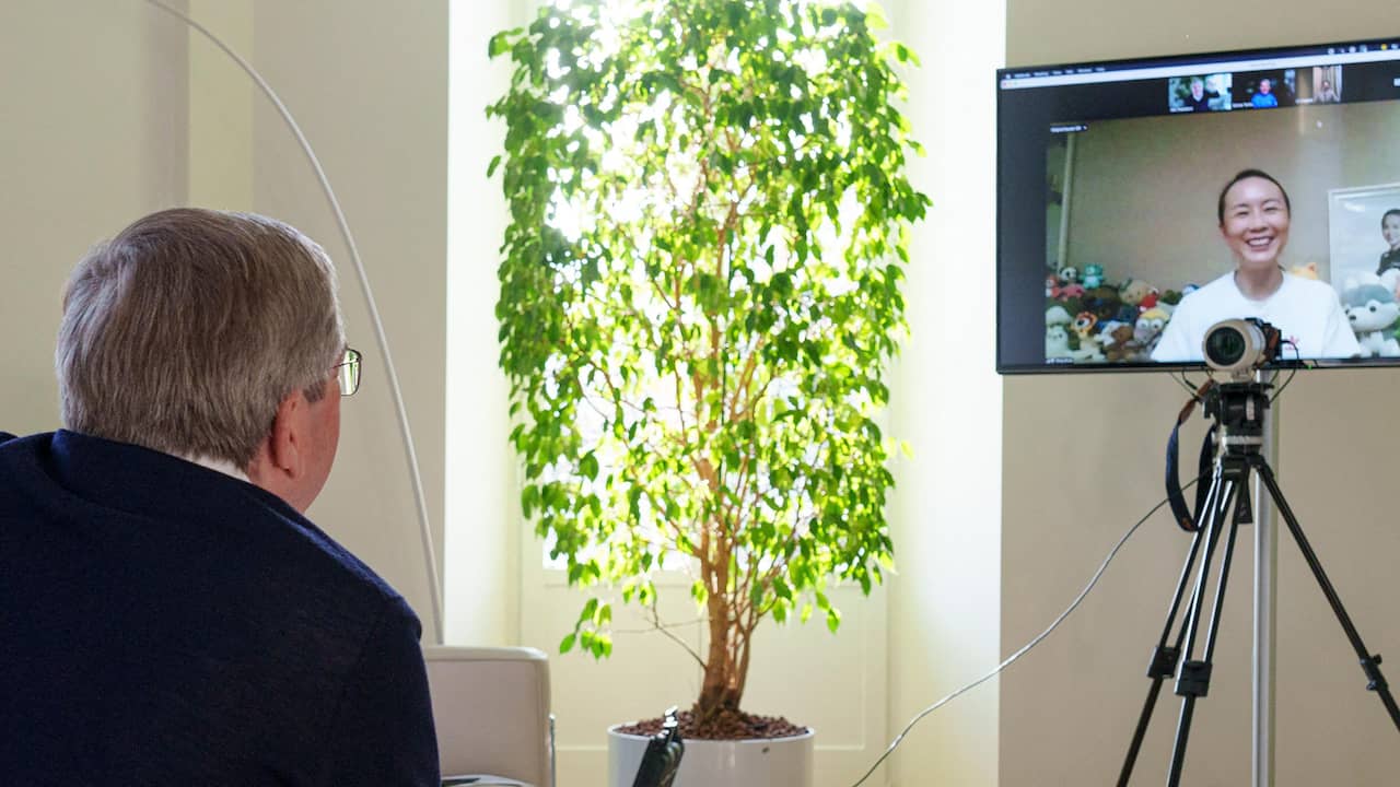 Het IOC deelde een foto waarop te zien is dat voorzitter Thomas Bach via videoverbinding met Peng Shuai belt.