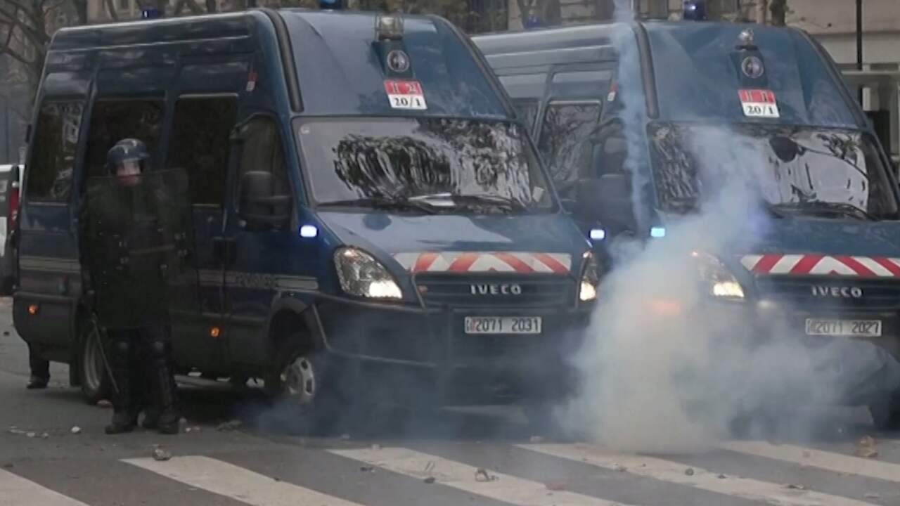 'Gele Hesjes' bekogelen Franse politie bij demonstratiejubileum