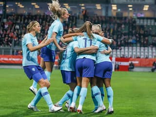 Oranjevrouwen ten koste van Denen naar beslissende play-off om WK-ticket