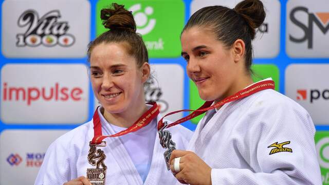 Guusje Steenhuis (rechts) pakte op de WK van 2018 zilver, terwijl haar concurrente Marhinde Verkerk (links) brons veroverde.