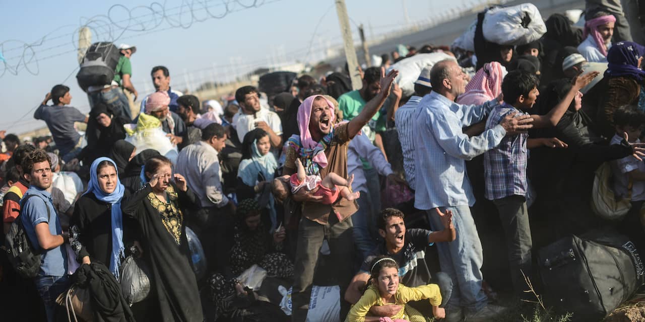 Duizenden Syriërs vluchten naar Turkije na hevige gevechten Tal Abyad