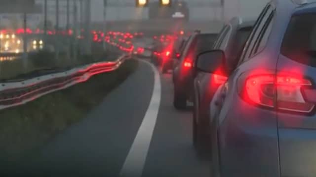 Regen en ongelukken zorgen voor lange files in avondspits. Regen en ongelukken zorgen voor lange files in avondspits.