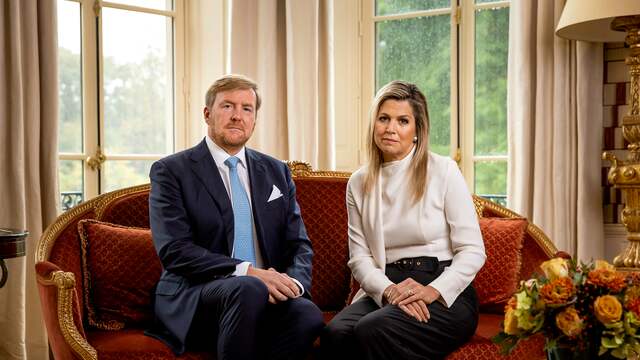 Het koningspaar tijdens het opnemen van een persoonlijke videoboodschap, waarin de koning ingaat op het afbreken van de vakantie naar Griekenland. Foto: BrunoPress