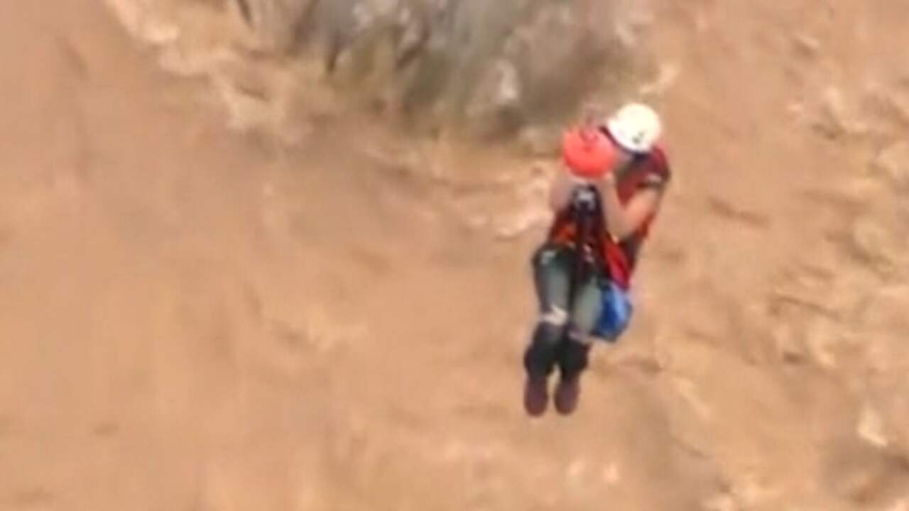 Beeld uit video: Mensen met helikopter uit rivier in Arizona gered