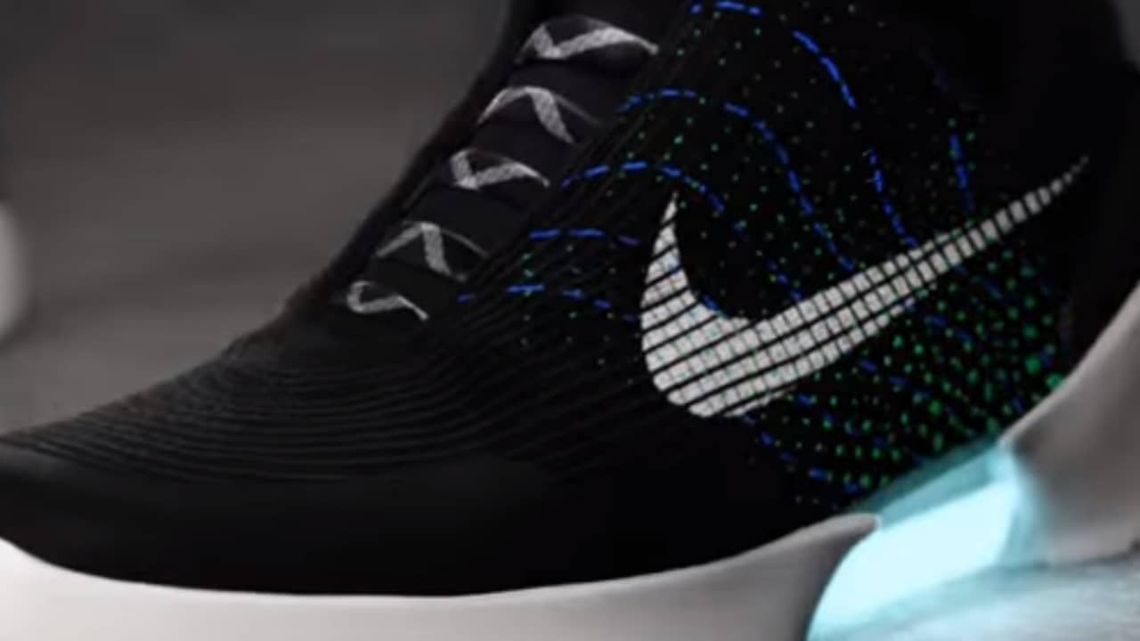 Beeld uit video: 'Zelfstrikkende Nike-schoen dit jaar te koop'