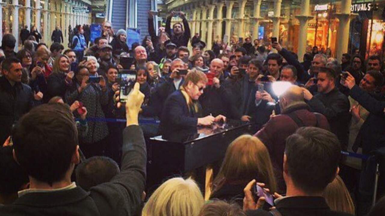 Elton John verrast Engelse treinreizigers met optreden