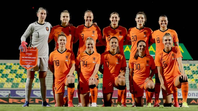 De basisformatie van de Oranjevrouwen tegen Cyprus.
