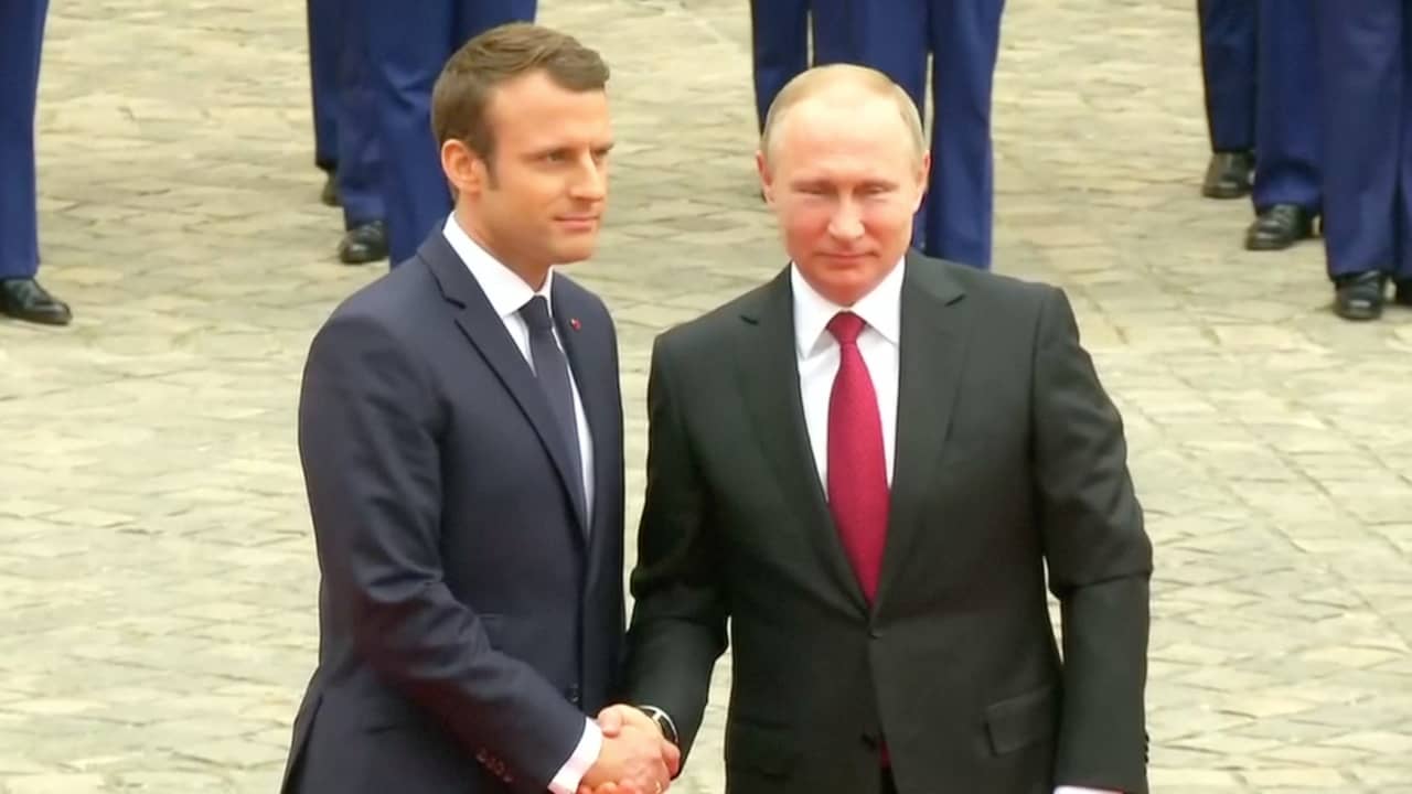 Beeld uit video: Macron ontvangt Poetin in Frankrijk voor gesprek