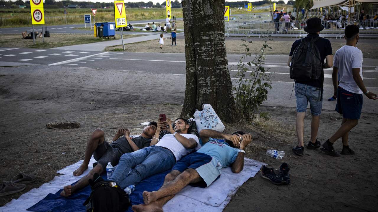 Er zijn zoveel asielzoekers op het aanmeldcentrum afgekomen, dat zij nu bijna op de nabijgelegen straat Ter Apelervenen liggen