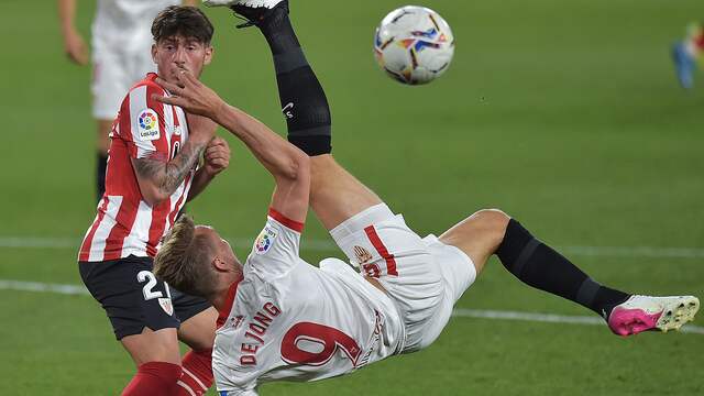 Invaller Luuk de Jong probeert het zonder succes met een omhaal voor Sevilla tegen Bilbao.