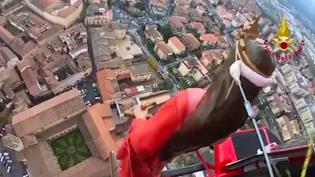 Beeld uit video: Italiaanse brandweer vliegt met heilig beeld over stad tijdens feestdag