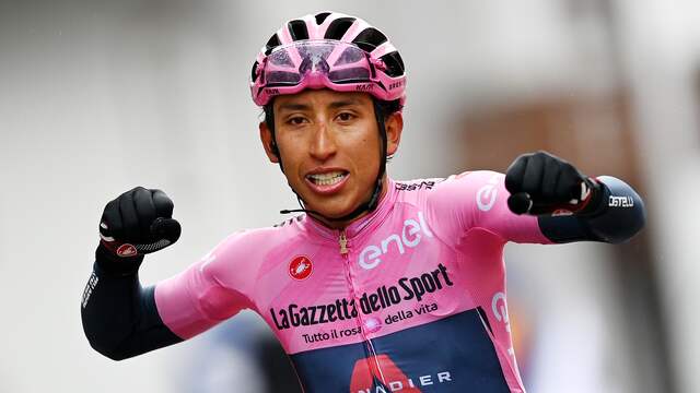 Egan Bernal won maandag de ingekorte koninginnenrit in de Giro d'Italia.