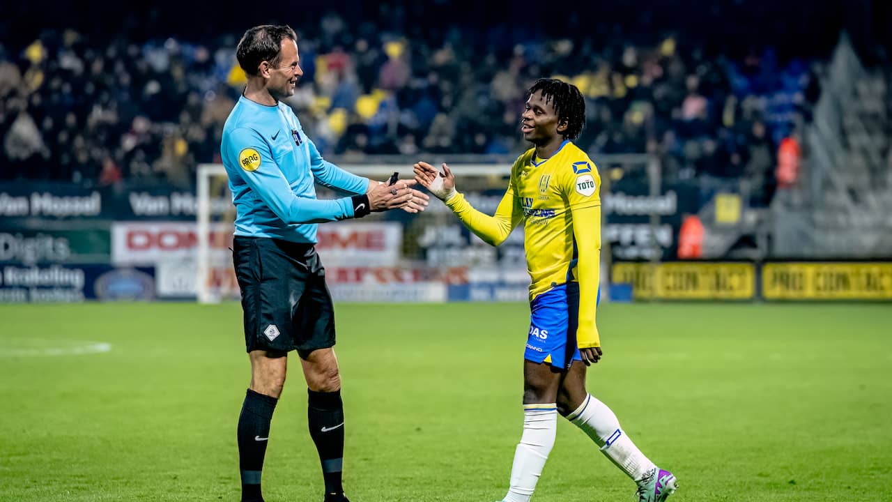 Nijhuis fluit pas na 48 minuten voor overtreding bij gelijkspel RKCExcelsior Voetbal NU.nl
