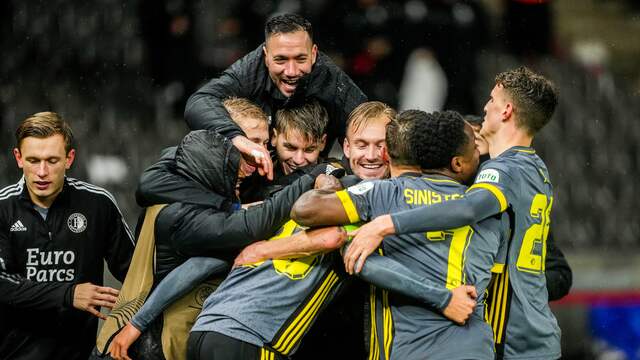Cyriel Dessers is het middelpunt van de feestvreugde bij Feyenoord.