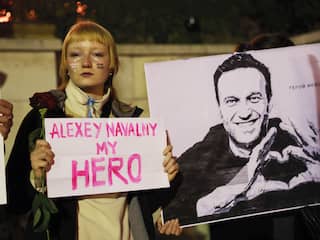 Ruim 400 aanhoudingen bij herdenkingsbijeenkomsten Navalny in Rusland