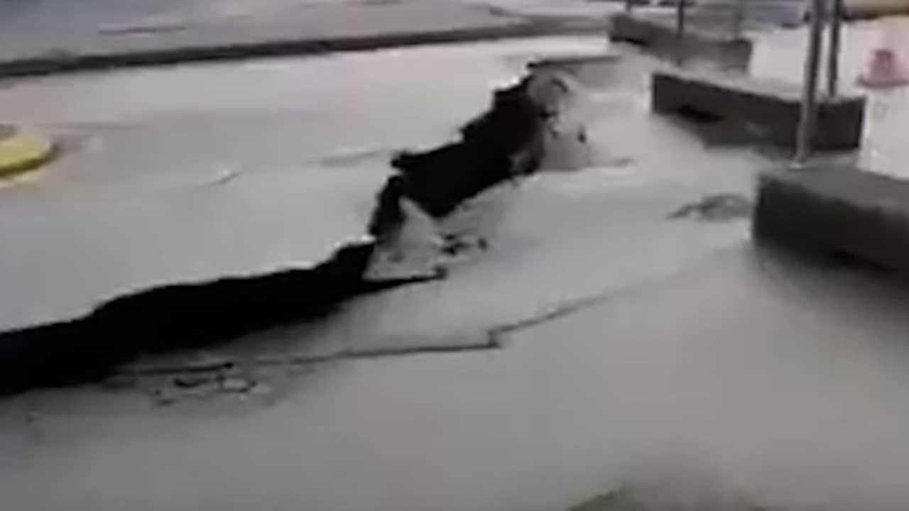 Beeld uit video: Wegdek in IJsland gescheurd door vulkanische activiteit