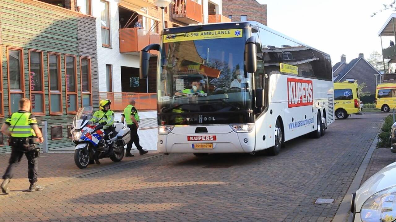 Beeld uit video: Coronapatiënten uit Brabants verzorgingshuis geëvacueerd om brand