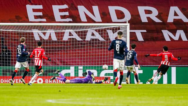 Donyell Malen tikt de 1-0 binnen.