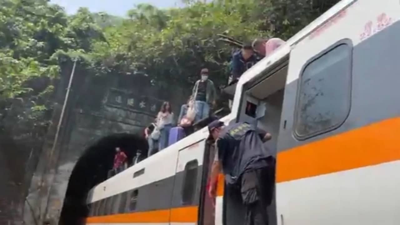 Beeld uit video: Slachtoffers treinongeluk Taiwan verlaten wagon via dak