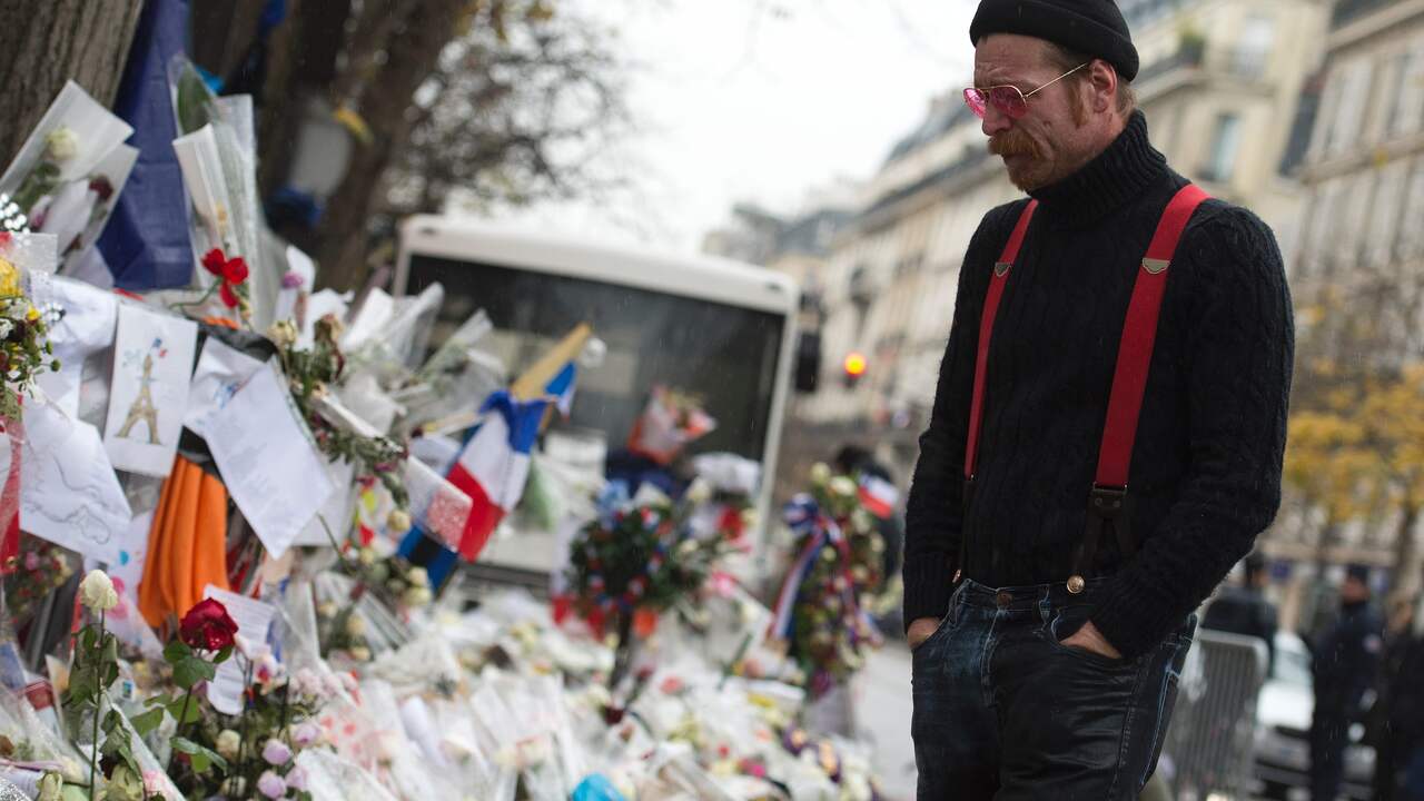 De leden van de band Eagles of Death Metal hebben dinsdag een bezoek gebracht aan het Bataclan-theater in Parijs, de plek waar zij en bezoekers op 13 november door terroristen onder vuur werden genomen.
