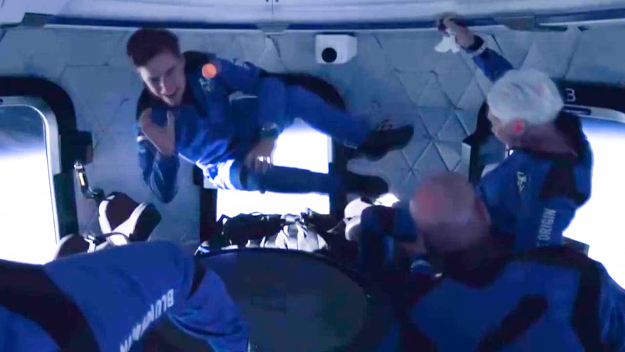 Beeld uit video: Jeff Bezos en Nederlandse passagier gooien balletje over in de ruimte