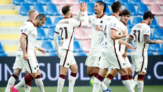 AS Roma, met links Rick Karsdorp, boekte een eenvoudige zege op Crotone.