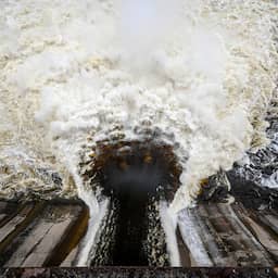 Grote dam in Kherson ingestort, bewoners moeten evacueren