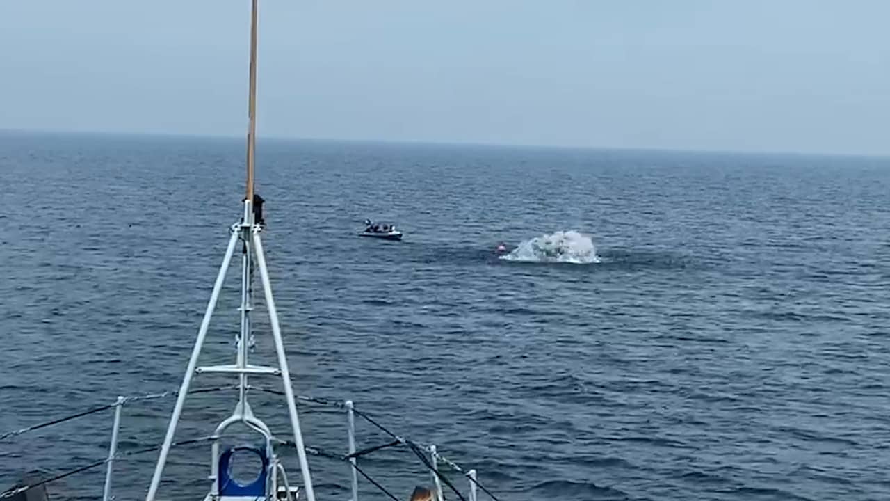 Beeld uit video: Marine brengt explosieven tot ontploffing in de Noordzee