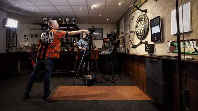 Raymond van Barneveld traint in zijn kantoor in Den Haag.