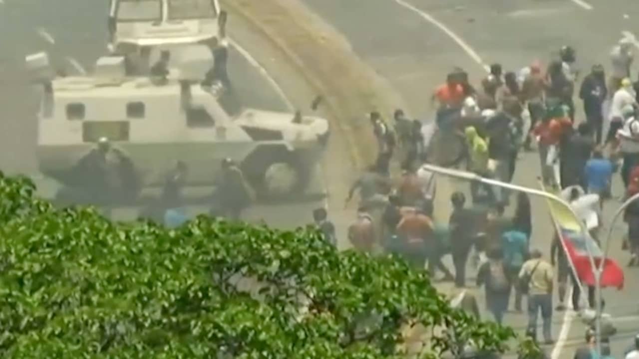Beeld uit video: Legervoertuig rijdt over demonstranten heen bij opstand tegen Maduro