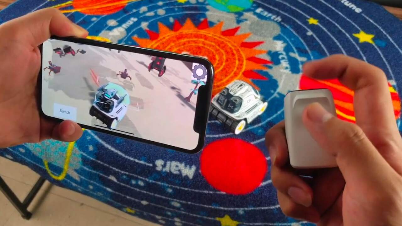 Beeld uit video: Bestuurbare robot kan gevechten voeren via augmented reality