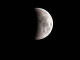 Grote kans op bewolking tijdens gedeeltelijke maansverduistering dinsdag
