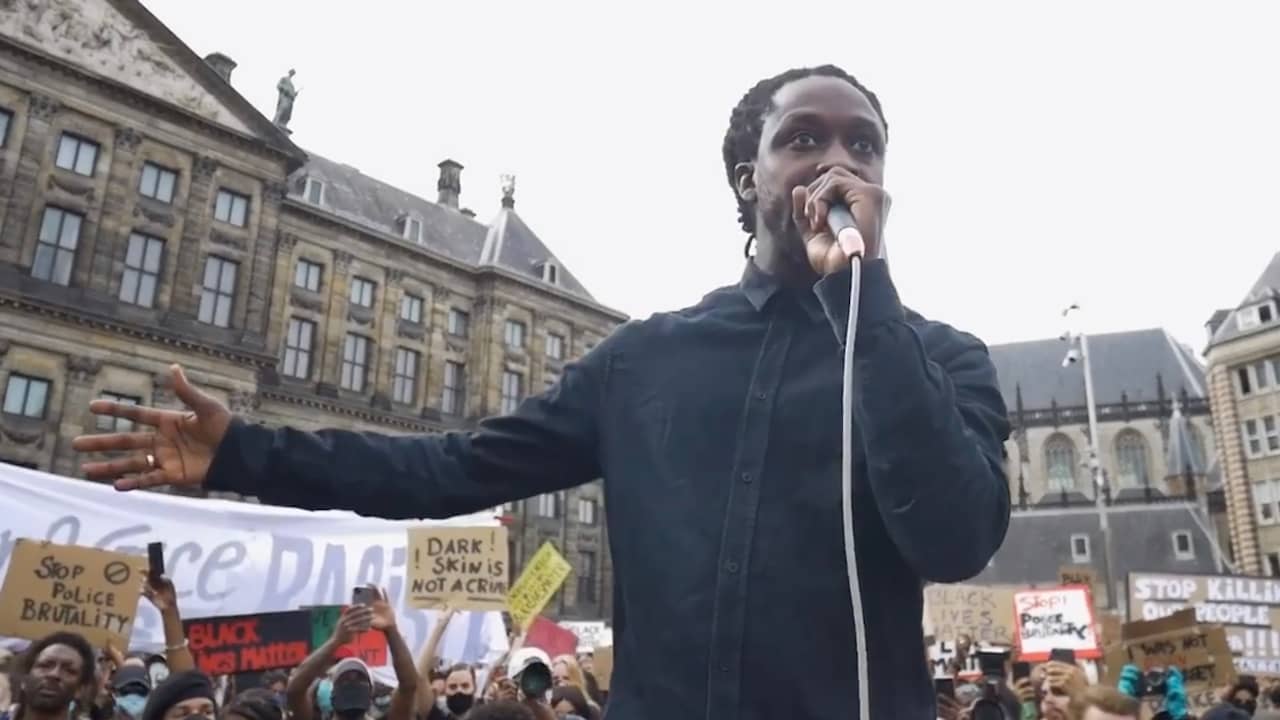 Beeld uit video: De volledige speech van rapper Akwasi op de Dam