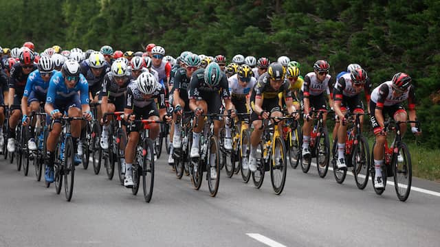 Team BikeExchange van Michael Matthews probeerde Mark Cavendish nog te lossen in de heuvelachtige slotfase.