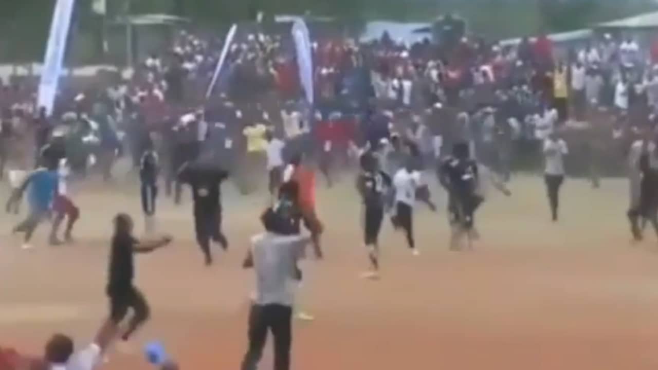 Beeld uit video: Publiek door het dolle heen na blunder keeper in Tanzania
