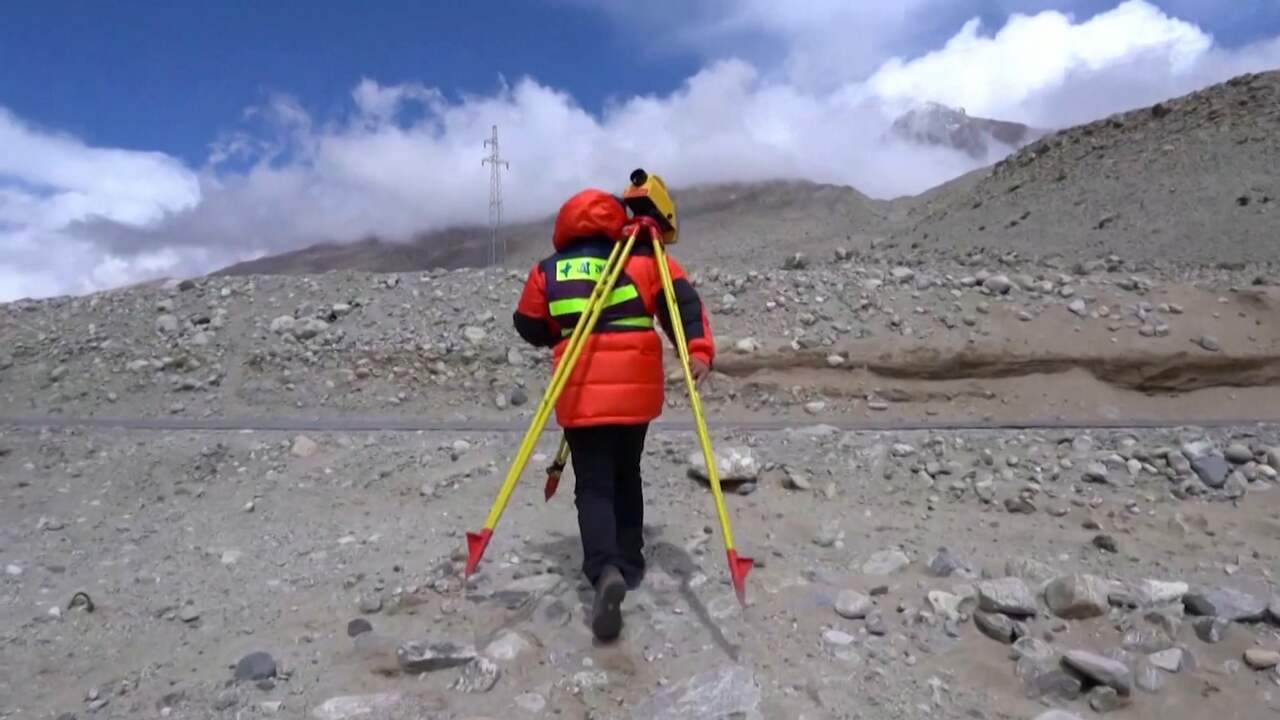 Beeld uit video: Onderzoekers ontdekken dat Mount Everest nóg hoger is