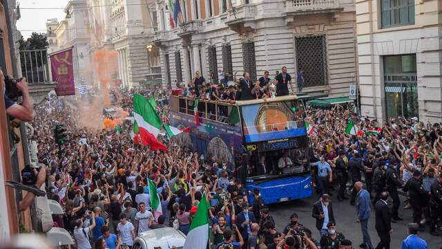 Duizenden mensen vullen de straten van Rome om de Europese titel van Italië te vieren.