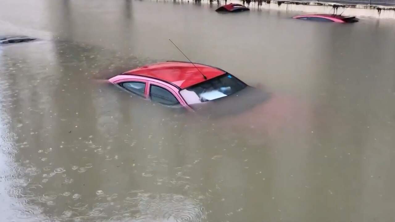 Beeld uit video: Auto’s kopje-onder na hevige regenval in Noord-Spanje
