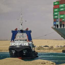Egypte zet sleepboten in voor tanker met pech in Suezkanaal