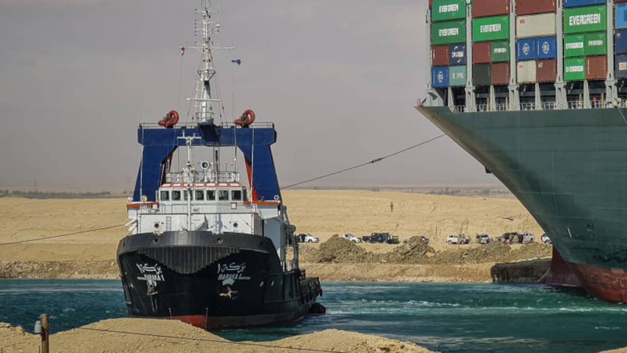 Egyptian Tugboats Successfully Tow Oil Tanker Out of Suez Canal, Resuming Asia-Europe Shipping Route