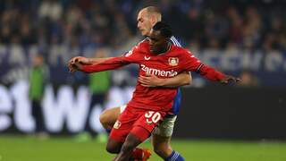 Frimpong opent de score voor Leverkusen tegen Schalke