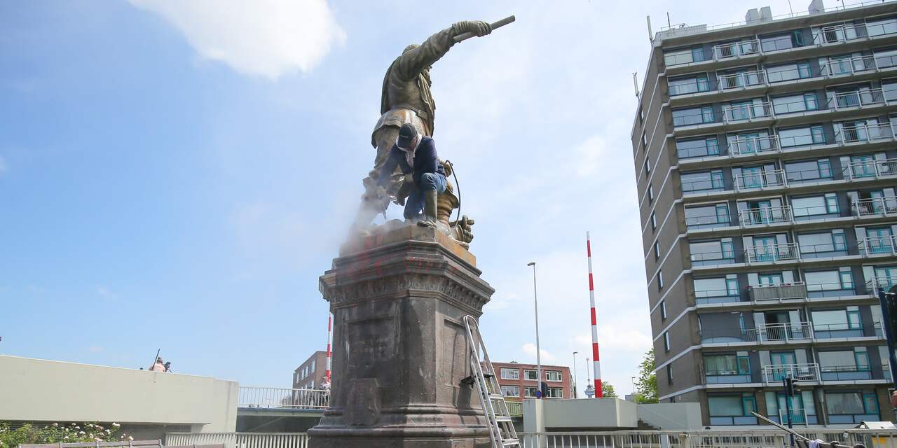 Amsterdam wil bordjes met historische context bij standbeelden plaatsen