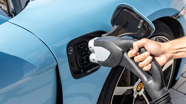 Met de Porsche Taycan kan je supersnel laden. Bij de veel goedkopere Hyundai's en Kia's gaat het dit jaar zo mogelijk nog sneller.