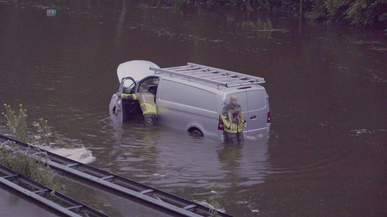 Video | A1 bij De Lutte volledig onder water na zware buien
